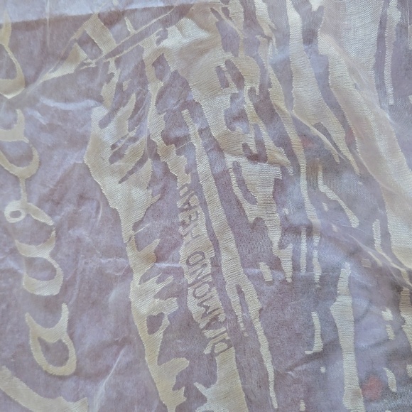 SILK Hawaii Embossed SCARF White/Lavender includes Clasp 26" x 26" Vintage - Picture 5 of 7